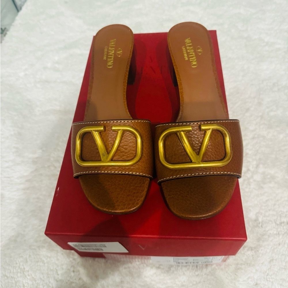 Valentino leather slides with V log size 37